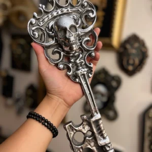 Llave de decoración artesanal con diseño de calavera, acabado en plata envejecida, ideal para un decorado oscuro y sofisticado.