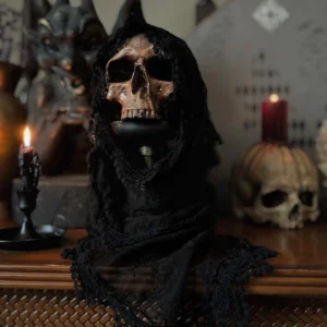 Escultura de calavera cubierta con un velo negro, ideal para decoración oscura y sofisticada.