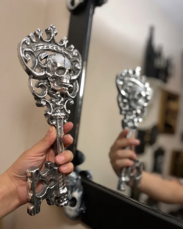 Llave artesanal con detalles barrocos y cráneo, ideal para decoración oscura y sofisticada.