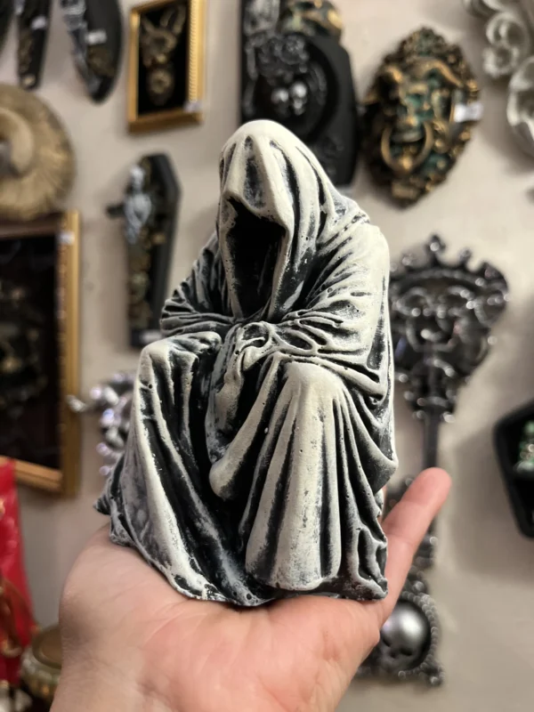 Escultura hecha a mano con un diseño abstracto en tonos oscuros, perfecta para decoraciones elegantes.