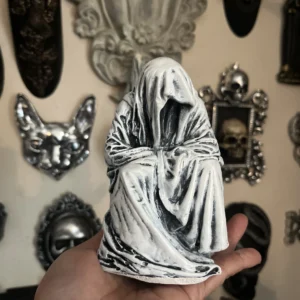 Escultura de figura fantasmal en blanco y negro, realizada a mano, perfecta para ambientes oscuros y sofisticados.